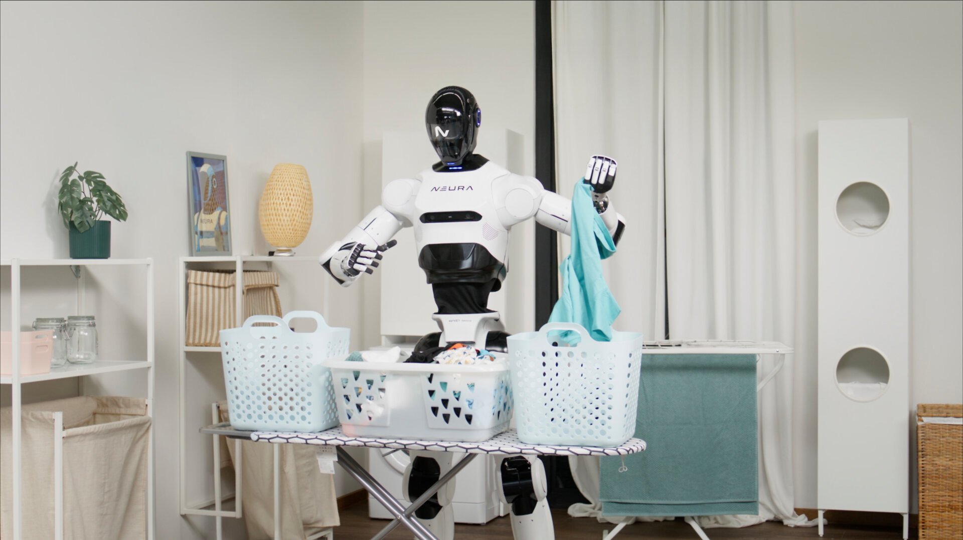 Der humanoide Roboter 4NE1 von NEURA Robotics sortiert Wäsche in einem Haushaltsraum mit Wäschekörben