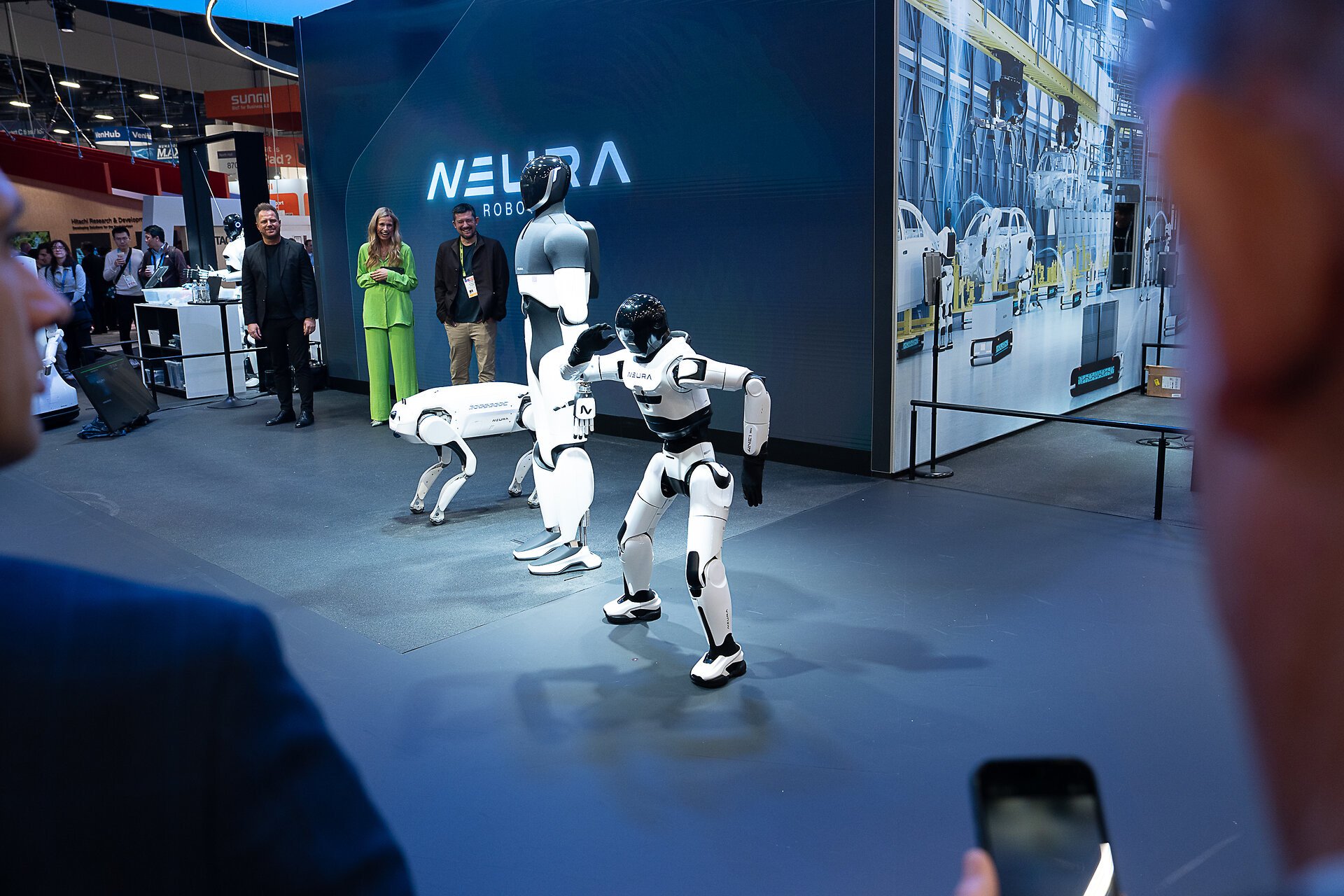 NEURA-Bühne auf der CES 2026 in Las Vegas mit dem Humanoiden 4NE1, dem Quadruped und dem kleineren 4NE1 Mini