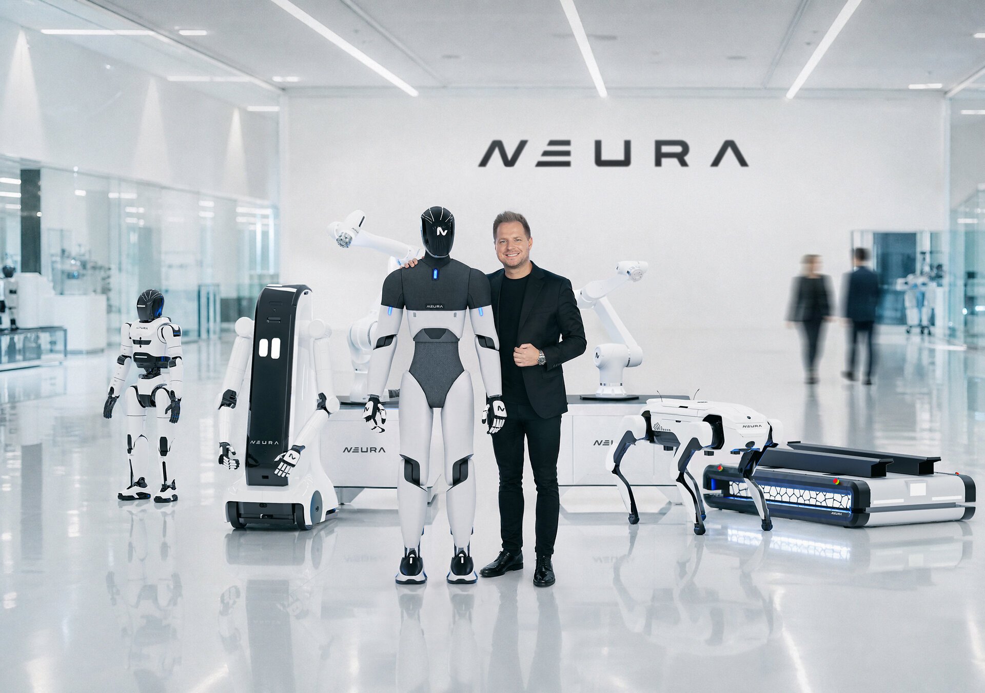 David Reger mit der NEURA-Roboterfamilie